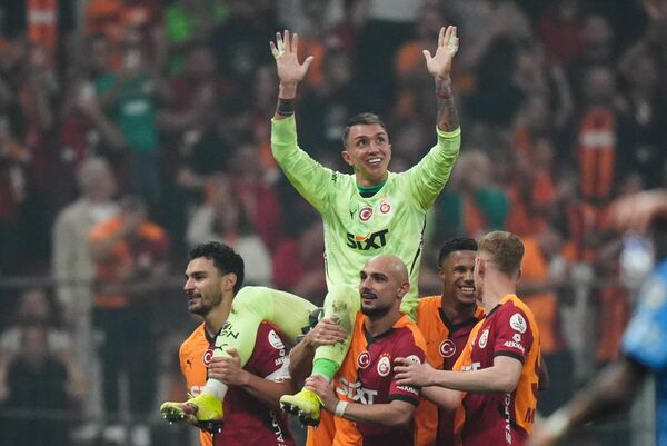 Galatasaray’da son maçına çıkan kaleci Fernando Muslera, takım arkadaşlarının omuzlarında oyundan çıktı. - Sputnik Türkiye