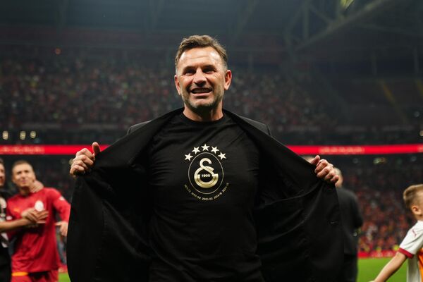 Süper Lig&#x27;de 2024-2025 sezonunu şampiyon olarak tamamlayan Galatasaray&#x27;ın teknik direktörü Okan Buruk taraftarı selamladı. - Sputnik Türkiye