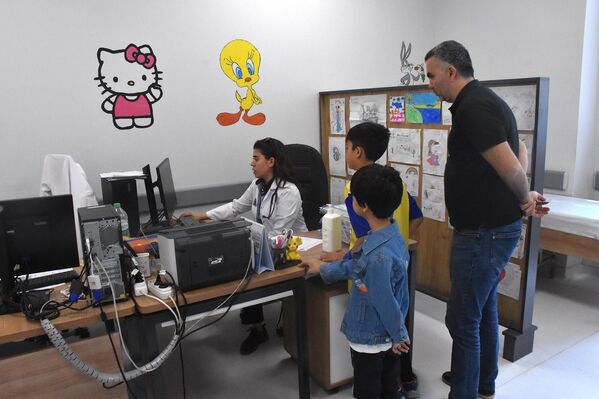 Gençlik ve Spor İl Müdürlüğü’ne bağlı Gevaş Gençlik Merkezi’nde bir araya gelen 20 gönüllü, yeni açılan Gevaş Devlet Hastanesi’nin duvarlarını boyayarak hem çocuklara hem de yetişkinlere moral vermeyi hedefledi. Gençlik ve Spor İl Müdürlüğü’ne bağlı Gevaş Gençlik Merkezi’nde bir araya gelen 20 gönüllü, yeni açılan Gevaş Devlet Hastanesi’nin duvarlarını boyayarak hem çocuklara hem de yetişkinlere moral vermeyi hedefledi. - Sputnik Türkiye