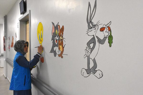 Yaklaşık bir ay süren çalışmada gençler, çocuk servisinin duvarlarına sevimli çizgi film karakterleri ve masal kahramanları, diğer bölümlerin koridorlarına ise doğayı, huzuru ve iyileşmeyi çağrıştıran resimler çizdi. Yaklaşık bir ay süren çalışmada gençler, çocuk servisinin duvarlarına sevimli çizgi film karakterleri ve masal kahramanları, diğer bölümlerin koridorlarına ise doğayı, huzuru ve iyileşmeyi çağrıştıran resimler çizdi. - Sputnik Türkiye