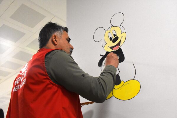 Özellikle kadın hastalıkları ve doğum bölümüne yapılan yumuşak tonlardaki dokunuşlarla, hastaların kendilerini daha iyi hissetmeleri amaçlandı. Özellikle kadın hastalıkları ve doğum bölümüne yapılan yumuşak tonlardaki dokunuşlarla, hastaların kendilerini daha iyi hissetmeleri amaçlandı. - Sputnik Türkiye