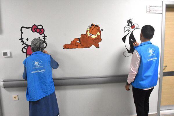 Gençlik Merkezi Müdürü Kadir Ergenç, hastane ortamını daha sıcak ve umut verici kılmak istediklerini belirterek, “Çocukların yüzü gülsün diye bu projeyi başlattık. Onlara hediyeler götürdük, resimler çizdik. Hasta yakınlarından gelen güzel tepkiler, bize en büyük ödül oldu” dedi. Gençlik Merkezi Müdürü Kadir Ergenç, hastane ortamını daha sıcak ve umut verici kılmak istediklerini belirterek, “Çocukların yüzü gülsün diye bu projeyi başlattık. Onlara hediyeler götürdük, resimler çizdik. Hasta yakınlarından gelen güzel tepkiler, bize en büyük ödül oldu” dedi. - Sputnik Türkiye