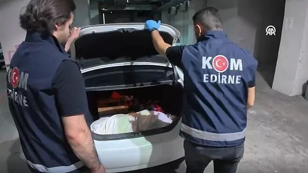 Edirne Emniyet Müdürlüğü ekipleri, otomobilin bagajında neoklasik döneme ait olduğu belirtilen kadın heykeli ele geçirdi, 3 kişi gözaltına alındı. - Sputnik Türkiye