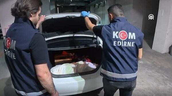 Edirne Emniyet Müdürlüğü ekipleri, otomobilin bagajında neoklasik döneme ait olduğu belirtilen kadın heykeli ele geçirdi, 3 kişi gözaltına alındı. - Sputnik Türkiye