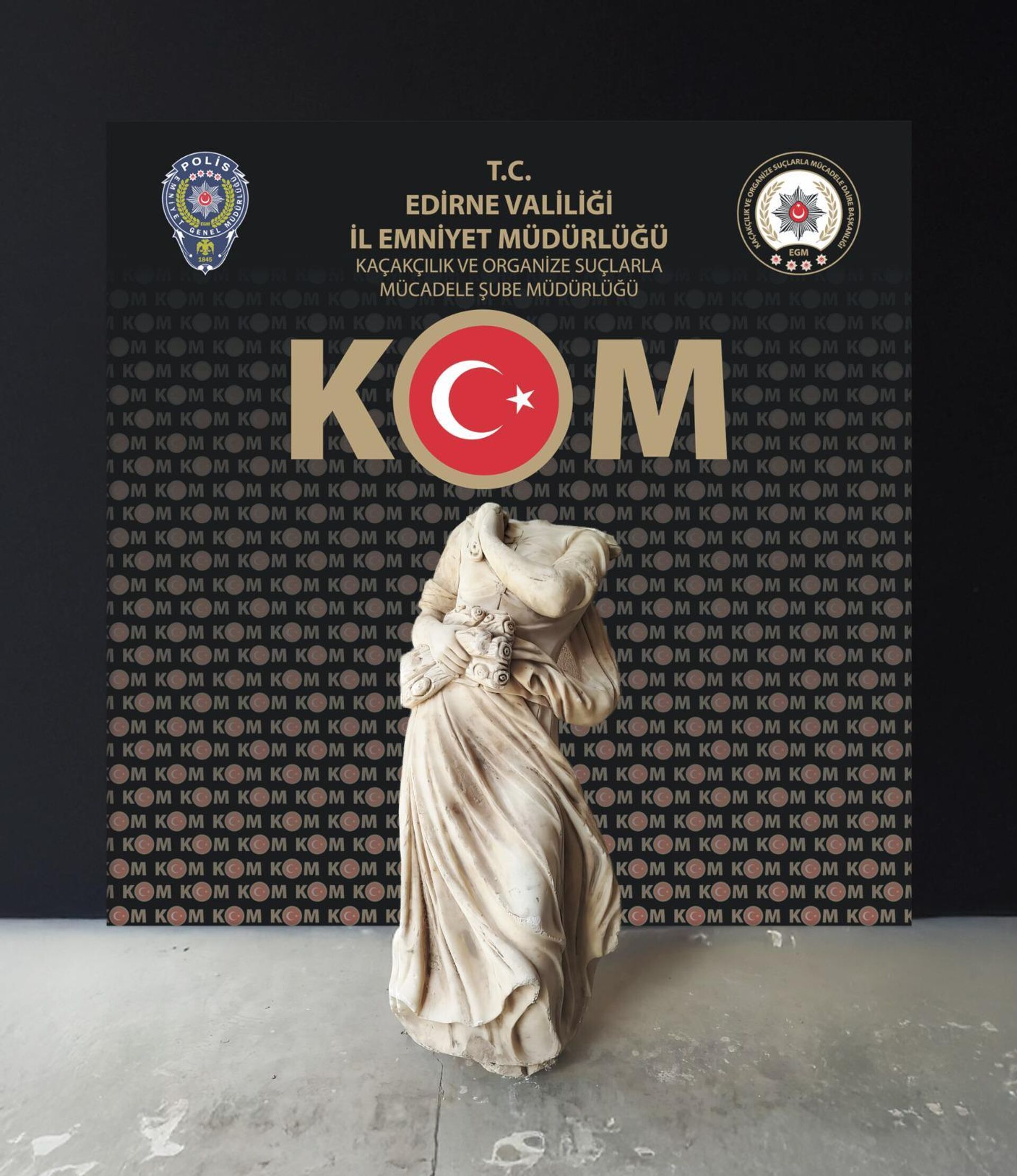 Edirne Emniyet Müdürlüğü ekipleri, otomobilin bagajında neoklasik döneme ait olduğu belirtilen kadın heykeli ele geçirdi, 3 kişi gözaltına alındı. ( Edirne Emniyet Müdürlüğü - Anadolu Ajansı ) - Sputnik Türkiye, 1920, 01.06.2025