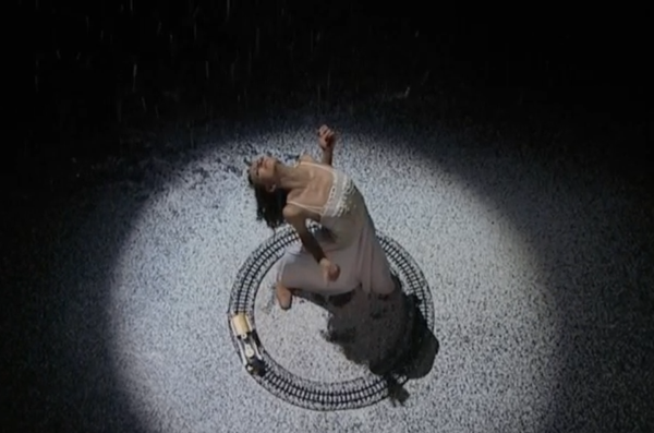 Eserin müziğinde, Rus romantizminin önemli bestecilerinden Pyotr Ilyich Tchaikovsky'nin eserleri kullanılıyor. Eserde, klasik bale teknikleri, modern dansla iç içe geçiyor. - Sputnik Türkiye