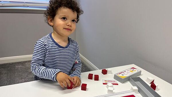 7 aylıkken konuştu, 2 yaşında Mensa'ya girdi: Şu anda Mors alfabesini öğrenen çocuk, dünyanın en zeki insanları arasında - Sputnik Türkiye