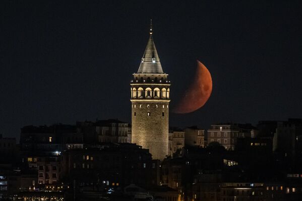 Şehrin siluetine yüzyıllardır eşlik eden Galata Kulesi, bu kez ayın büyüleyici haliyle birlikte fotoğraf meraklılarının objektifine yansıdı. Şehrin siluetine yüzyıllardır eşlik eden Galata Kulesi, bu kez ayın büyüleyici haliyle birlikte fotoğraf meraklılarının objektifine yansıdı. - Sputnik Türkiye