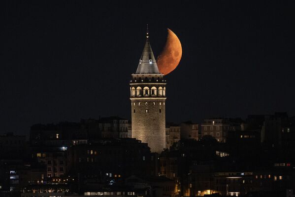 İstanbul’da akşam saatlerinde gökyüzünü süsleyen yarım ay, tarihi Galata Kulesi ile aynı karede yer alarak kartpostallık manzaralar oluşturdu. İstanbul’da akşam saatlerinde gökyüzünü süsleyen yarım ay, tarihi Galata Kulesi ile aynı karede yer alarak kartpostallık manzaralar oluşturdu. - Sputnik Türkiye