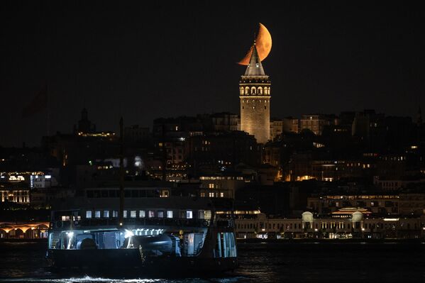 Havanın açık olmasıyla birlikte gökyüzündeki hilal net şekilde izlenirken, kuleyle birlikte ortaya çıkan manzara görenleri mest etti. Havanın açık olmasıyla birlikte gökyüzündeki hilal net şekilde izlenirken, kuleyle birlikte ortaya çıkan manzara görenleri mest etti. - Sputnik Türkiye