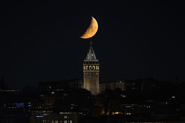 İstanbul semalarında beliren hilal, tarihi Galata Kulesi ile birlikte göz kamaştıran manzaralar oluşturdu. Akşam saatlerinde ortaya çıkan bu eşsiz görüntü, fotoğraf tutkunlarının ilgi odağı oldu. İstanbul semalarında beliren hilal, tarihi Galata Kulesi ile birlikte göz kamaştıran manzaralar oluşturdu. Akşam saatlerinde ortaya çıkan bu eşsiz görüntü, fotoğraf tutkunlarının ilgi odağı oldu. - Sputnik Türkiye