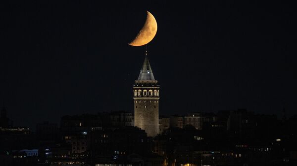 İstanbul'da yarım ay - Sputnik Türkiye