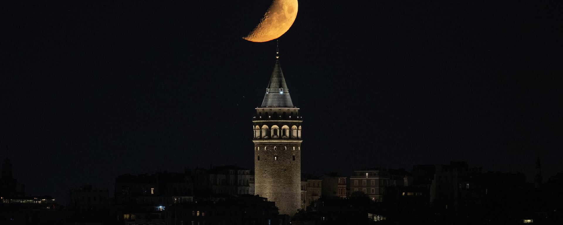 İstanbul'da yarım ay - Sputnik Türkiye, 1920, 02.10.2025