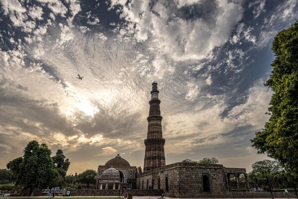 UNESCO Dünya Mirası Listesi’nde yer alan ve 73 metre yüksekliğiyle dünyanın en uzun tuğla minaresi olan Kutub Minar, başkente gelen turistlerin ilk duraklarından biri olmayı sürdürüyor. - Sputnik Türkiye