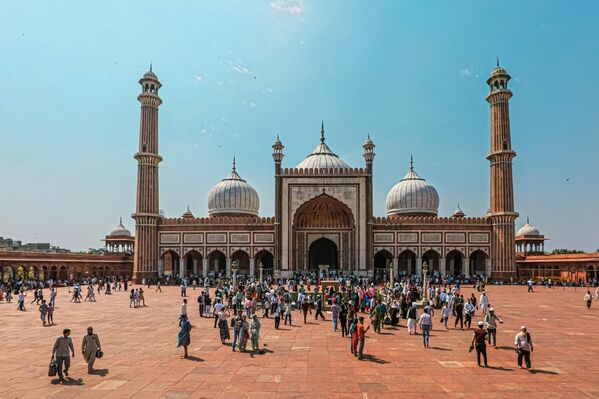 Cuma Camii (Jama Masjid) ise Hindistan’ın en büyük camilerinden biri olarak, özellikle cuma günleri büyük bir kalabalığı ağırlıyor. - Sputnik Türkiye