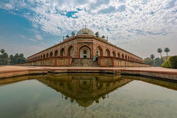 Hindistan&#x27;ın tarihi başkenti Yeni Delhi, geçmişin izlerini taşıyan mimari yapıları ve doğal güzellikleriyle hem yerli halkın hem de dünyanın dört bir yanından gelen turistlerin ilgisini çekmeye devam ediyor.16. yüzyıldan kalma Babür anıtı olan Hümayun Türbesi ziyaretçilerden ilgi görüyor.  - Sputnik Türkiye