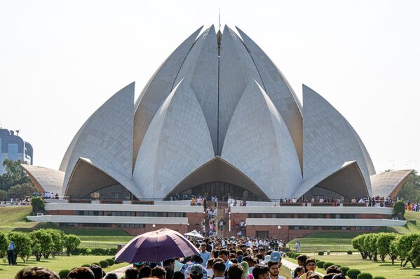 1986 yılında tamamlanan ve çiçek açmış bir nilüferi andıran mimarisiyle Lotus Tapınağı, yalnızca Bahai inancına mensup ziyaretçilerin değil, tüm dinlerden turistlerin ortak buluşma noktası haline gelmiş durumda. - Sputnik Türkiye