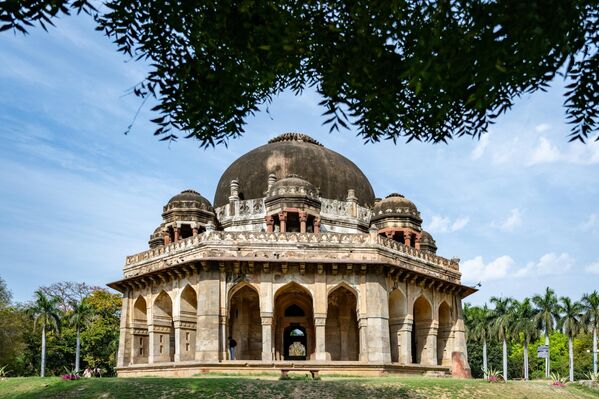 Lodi Bahçelerinde bulunan tarihi yapılar da ziyaretçilerin uğrak noktaları arasında yer alıyor. - Sputnik Türkiye