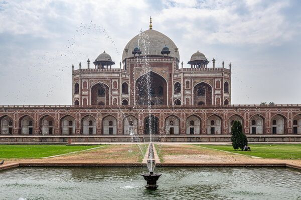 Tarihe tanıklık eden yapılardan biri olan Hümayun Türbesi, 16. yüzyılda Babür İmparatorluğu döneminde inşa edilen ve Tac Mahal&#x27;e de ilham verdiği söylenen zarif mimarisiyle dikkat çekiyor. - Sputnik Türkiye