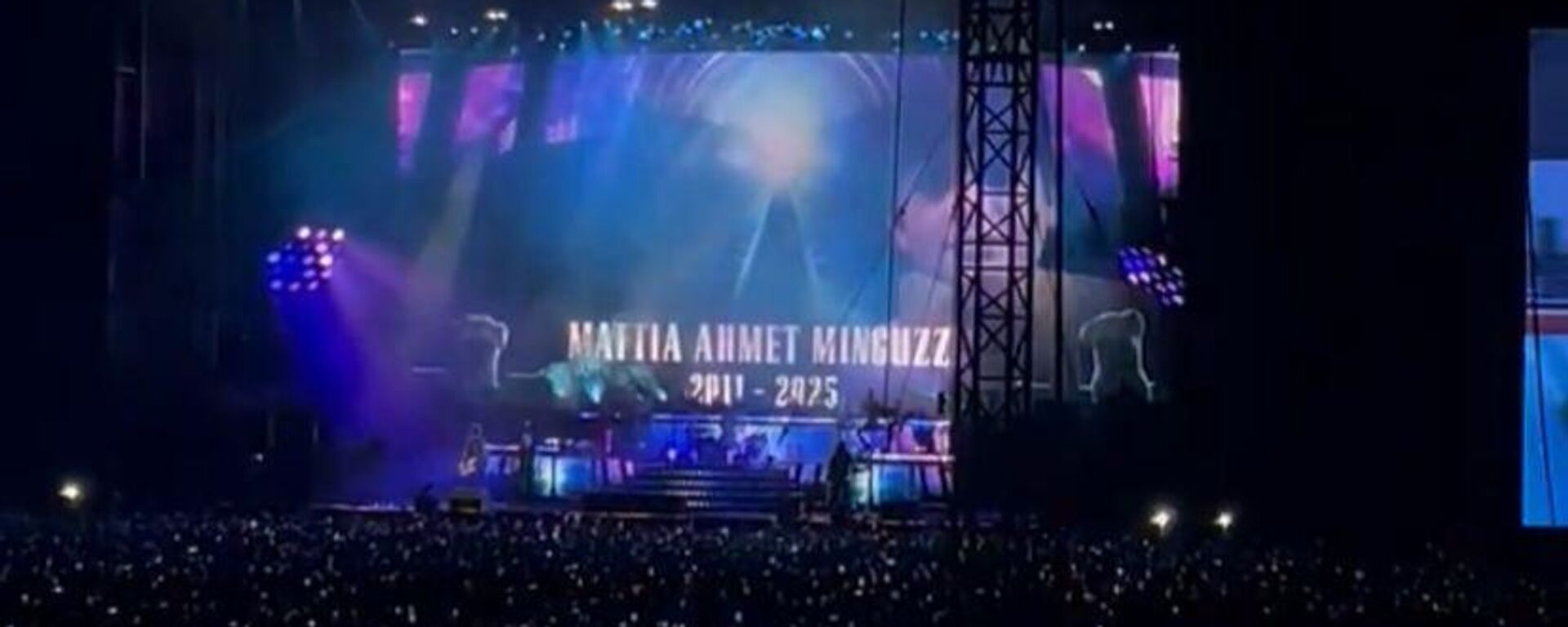 Guns N’ Roses konserde Minguzzi'ye şarkı ithaf etti - Sputnik Türkiye, 1920, 03.06.2025