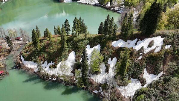 Zirveler hala karla kaplıyken, eteklerde açan çiçekler ve yeşeren ağaçlarla baharın gelişi hissediliyor; bölgede iki mevsim bir arada yaşanıyor. Zirveler hala karla kaplıyken, eteklerde açan çiçekler ve yeşeren ağaçlarla baharın gelişi hissediliyor; bölgede iki mevsim bir arada yaşanıyor. - Sputnik Türkiye