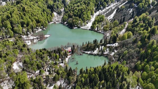 Hala erimeyen kar örtüsüyle kışın izleri sürerken, göl çevresinde yeşeren ağaçlar baharın coşkusunu taşıyor. Hala erimeyen kar örtüsüyle kışın izleri sürerken, göl çevresinde yeşeren ağaçlar baharın coşkusunu taşıyor. - Sputnik Türkiye