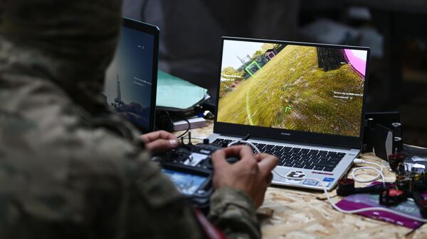 Обучение военнослужащих ВС РФ управлению FPV-дронами в полевом учебном центре Небесный воин ЦВО по подготовке операторов и перехватчиков БПЛА - Sputnik Türkiye