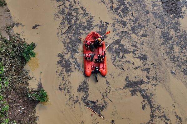 Trabzon’un Akçaabat ilçesinde dün etkili olan sağanak yağışın ardından kaybolan 72 yaşındaki Hüseyin Aydın’ı arama çalışmaları sürüyor - Sputnik Türkiye