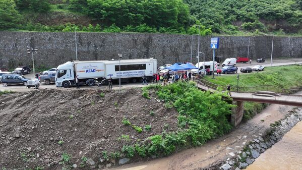 AFAD, JAK ve SAK timlerinin yanı sıra UMKE, Sahil Güvenlik ve çeşitli sivil toplum kuruluşlarına ait arama birimleri, Yıldızlı Deresi çevresinde ve Sera Gölü'nde geniş kapsamlı bir tarama yürütüyor. - Sputnik Türkiye