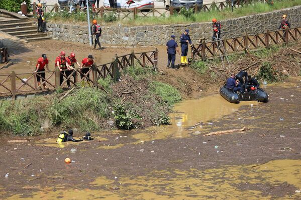 Uçarsu Mahallesi’nde yaşayan Aydın’dan haber alamayan yakınlarının ihbarı üzerine bölgeye sevk edilen arama-kurtarma ekipleri, gece ara verdikleri çalışmalara sabahın erken saatlerinde yeniden başladı. - Sputnik Türkiye