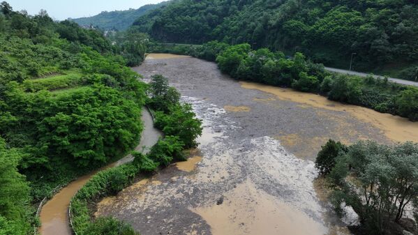 Öte yandan, Ortahisar ilçesinde selin ardından oluşan çamur ve su birikintilerinin temizlenmesi için belediye ekipleri yoğun şekilde çalışıyor. Ekipler, mahallelerde hem yolları açıyor hem de temizlik faaliyetlerini sürdürüyor. - Sputnik Türkiye