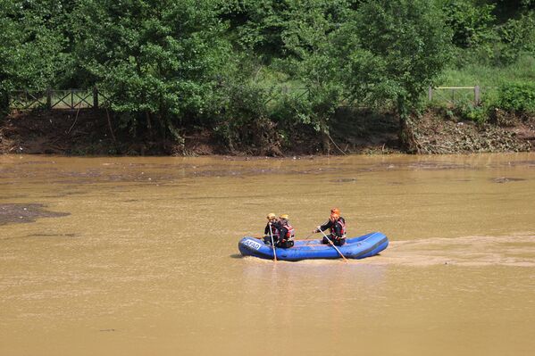 Aramalarda dalgıç ekipleri görev alırken, göl ve dere çevresi dronlarla da kontrol ediliyor. - Sputnik Türkiye