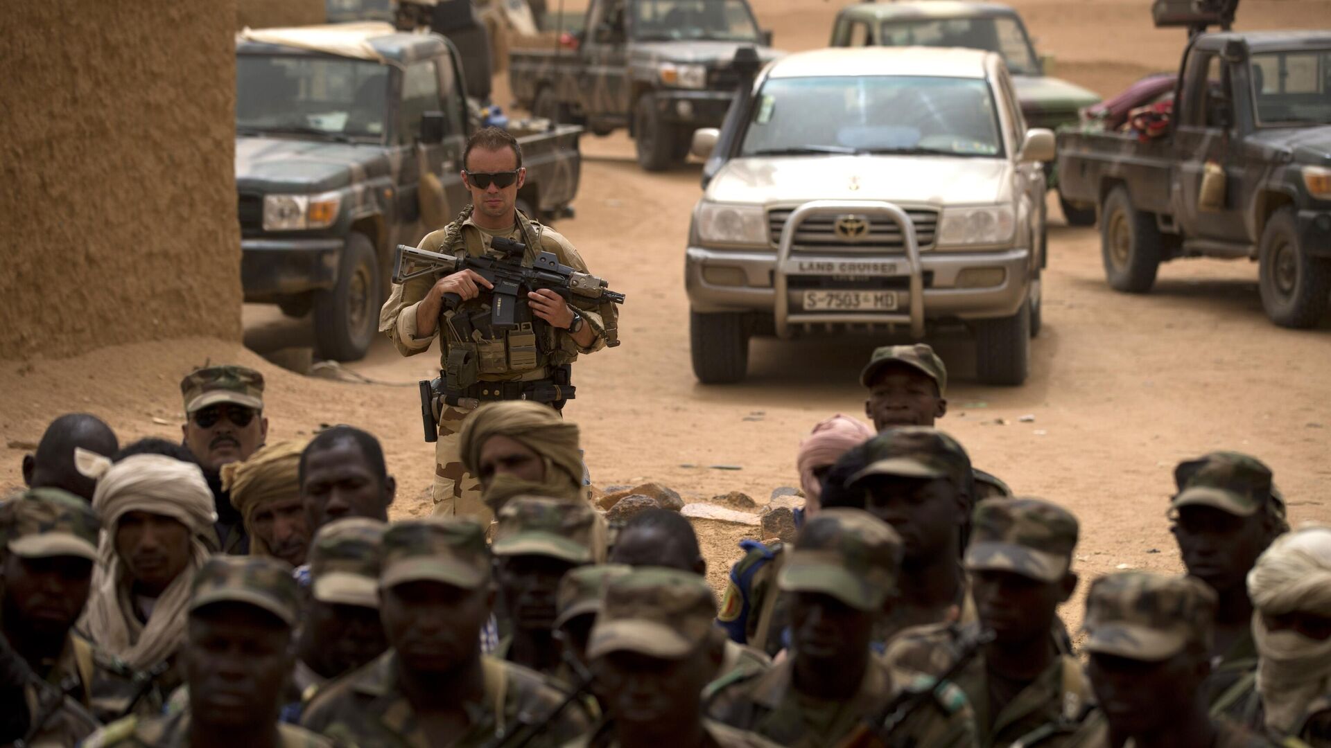 In this July 27, 2013 file photo, a French soldier stands watch behind Malian soldiers during a visit by the head of France's Operation Serval and Mali's army chief of staff to a Malian army base in Kidal, Mali. In this July 27, 2013 file photo, a French soldier stands watch behind Malian soldiers during a visit by the head of France's Operation Serval and Mali's army chief of staff to a Malian army base in Kidal, Mali. - Sputnik Türkiye, 1920, 05.06.2025