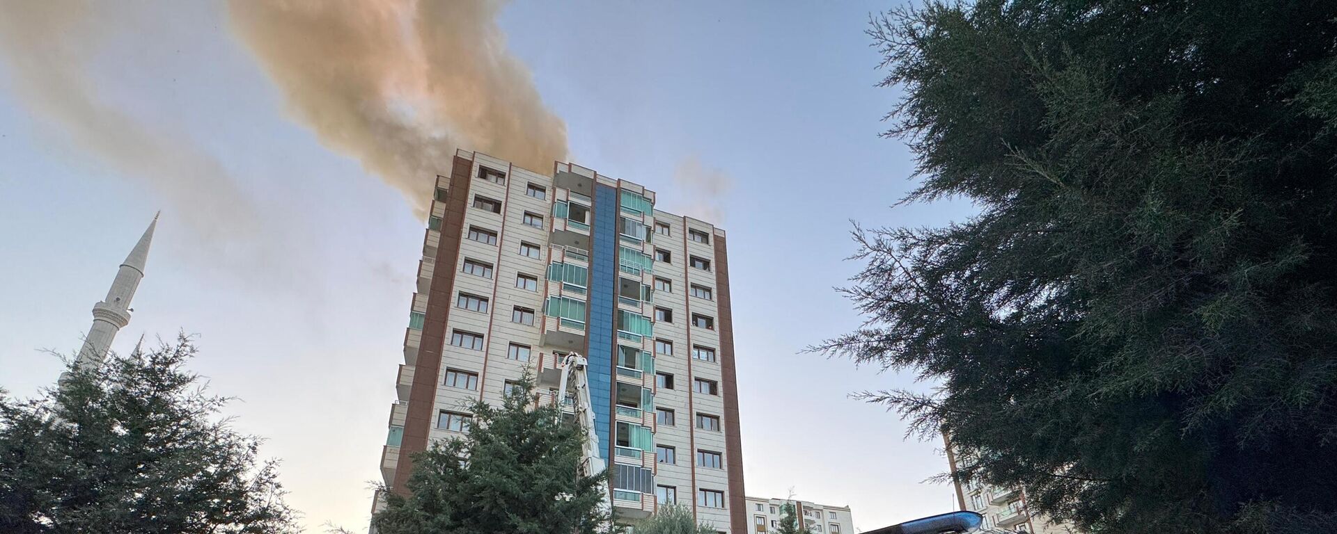 Diyarbakır'da bir binada çıkan yangına itfaiye ekipleri müdahale ediyor. - Sputnik Türkiye, 1920, 08.06.2025