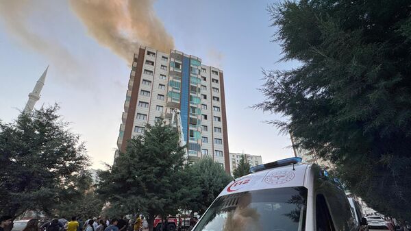 Diyarbakır'da bir binada çıkan yangına itfaiye ekipleri müdahale ediyor. - Sputnik Türkiye
