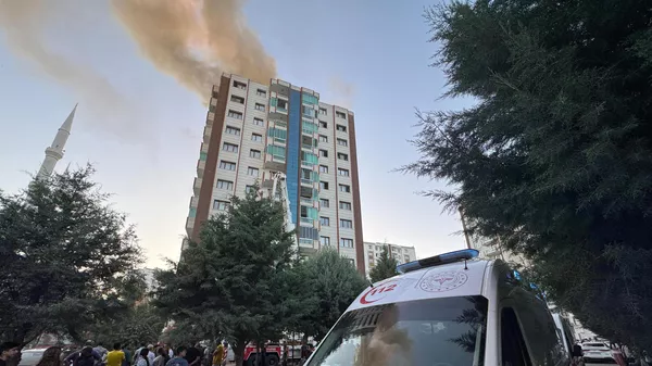 Diyarbakır'da bir binada çıkan yangına itfaiye ekipleri müdahale ediyor. - Sputnik Türkiye