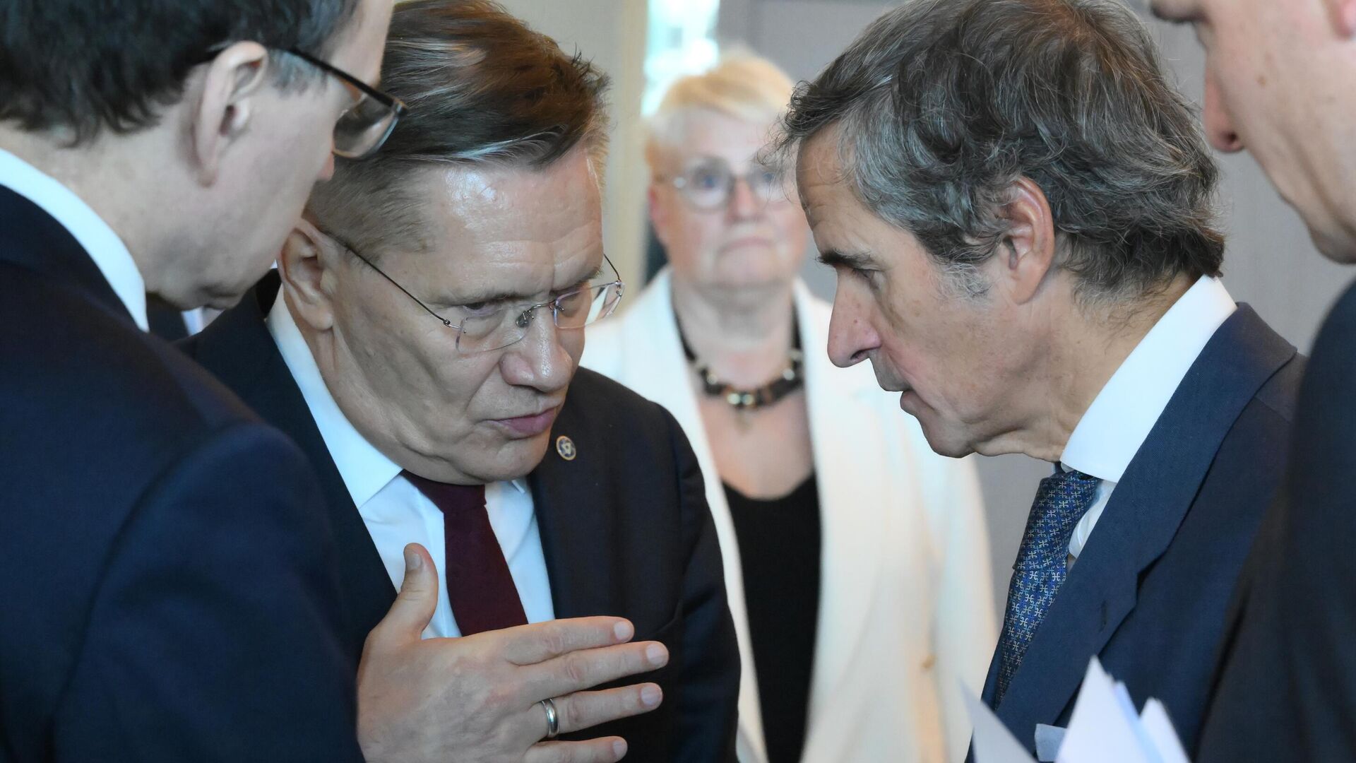 IAEA Genel Direktörü Rafael Grossi ve Rosatom Başkanı Aleksey Lihaçev, Kaliningrad'daki toplantının ardından düzenledikleri basın toplantısında - Sputnik Türkiye, 1920, 06.06.2025