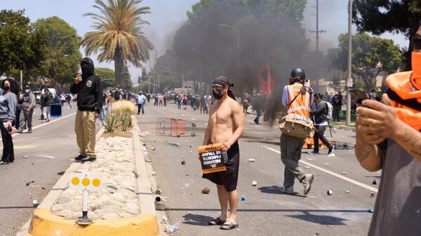 California'daki protestolarda ikinci gün: Trump 2 bin Ulusal Muhafız gönderdi - Sputnik Türkiye