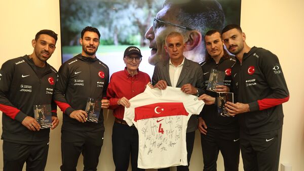 Milli Takım, Nobel sahibi Aziz Sancar'ı ziyaret etti - Sputnik Türkiye