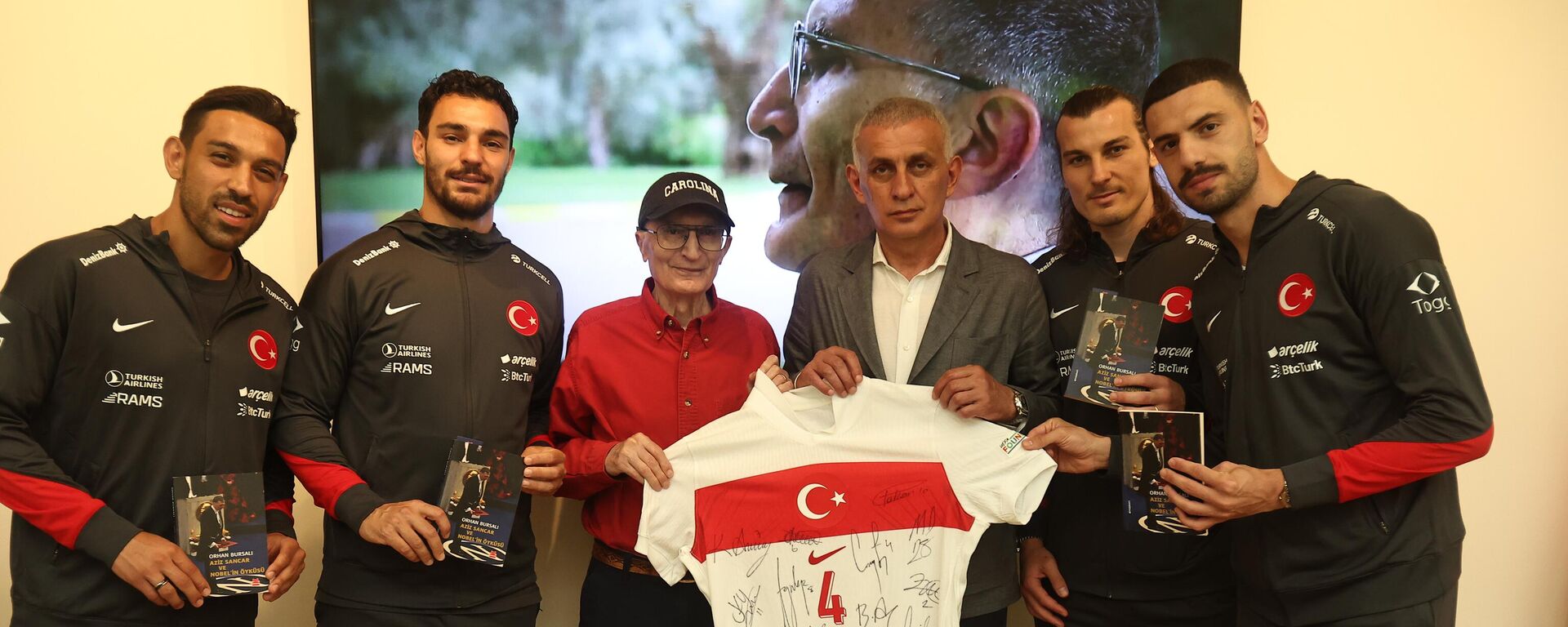 Milli Takım, Nobel sahibi Aziz Sancar'ı ziyaret etti - Sputnik Türkiye, 1920, 10.06.2025