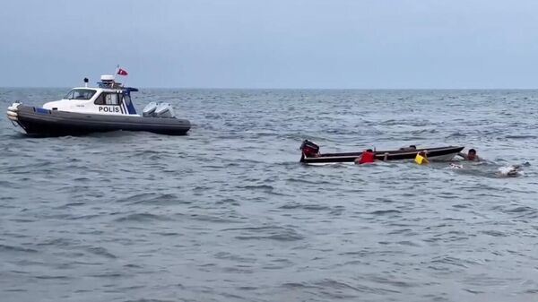 Samsun'da denizde alabora olan sandaldaki 3 kişi cankurtaranlar tarafından kurtarıldı - Sputnik Türkiye
