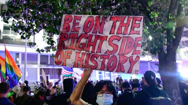Los Angeles'ta Donald Trump'ın sınır dışı politikasına karşı protesto gösterisi - Sputnik Türkiye