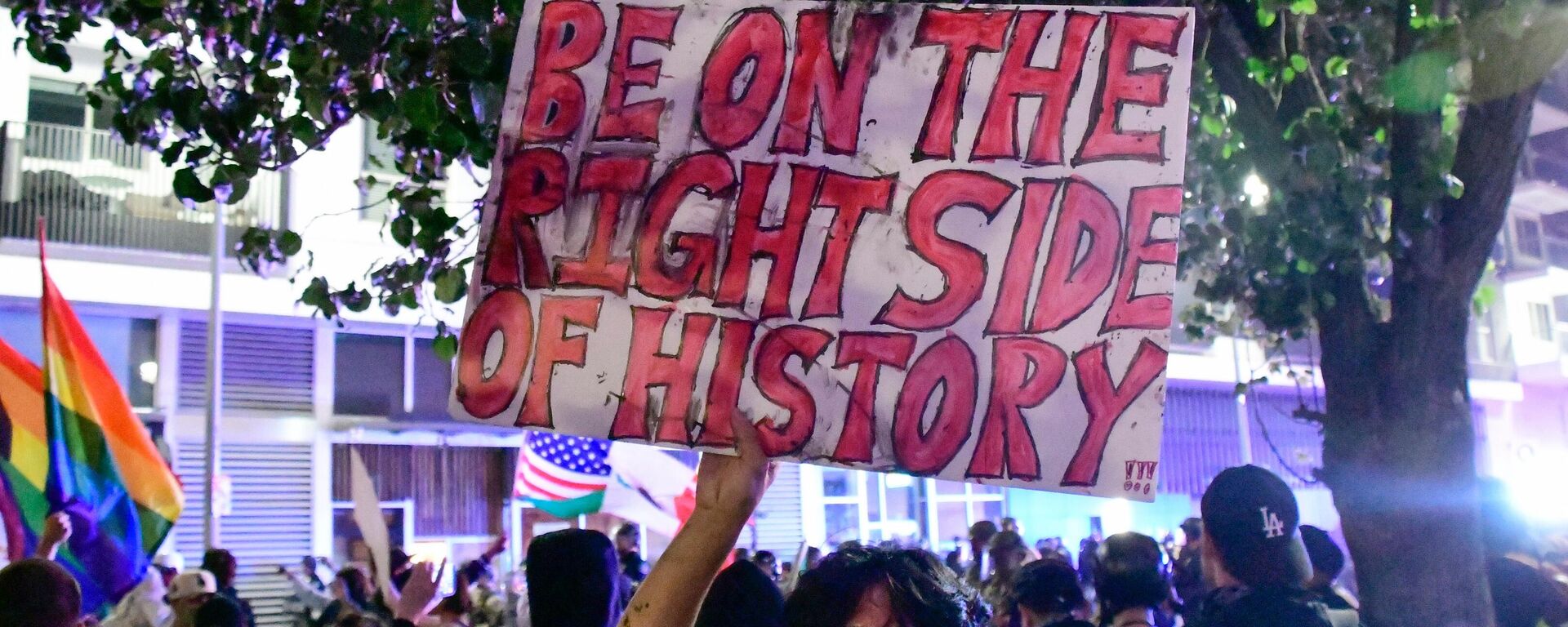 Los Angeles'ta Donald Trump'ın sınır dışı politikasına karşı protesto gösterisi - Sputnik Türkiye, 1920, 11.06.2025