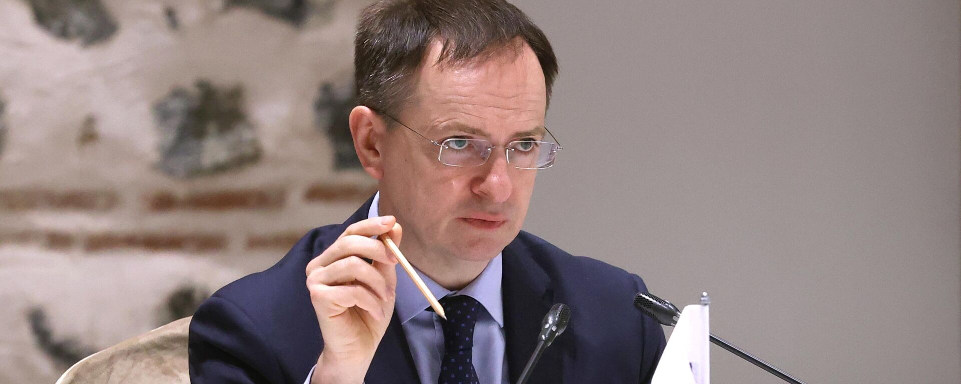 Помощник президента РФ Владимир Мединский во время российско-украинских переговоров в Стамбуле - Sputnik Türkiye, 1920, 11.06.2025