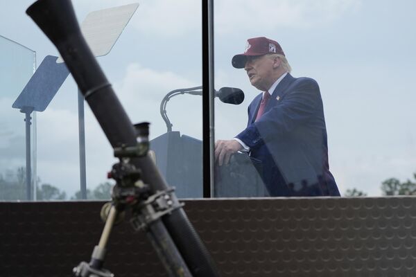 Cam kabinden ABD ordusuna seslenen Trump, göstericilerin çoğunun &quot;para karşılığı&quot; şiddet olaylarına karıştığını savundu.  - Sputnik Türkiye