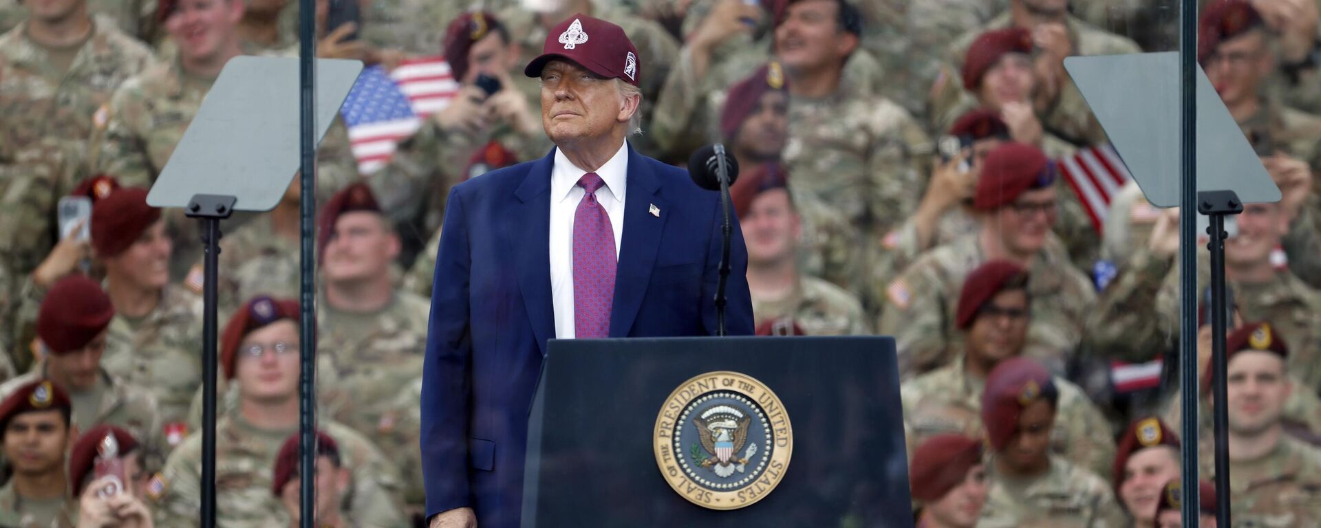Trump, binlerce Amerikan askerlerine kurşun geçirmez cam kabinin arkasından hitap etti - Sputnik Türkiye, 1920, 11.06.2025