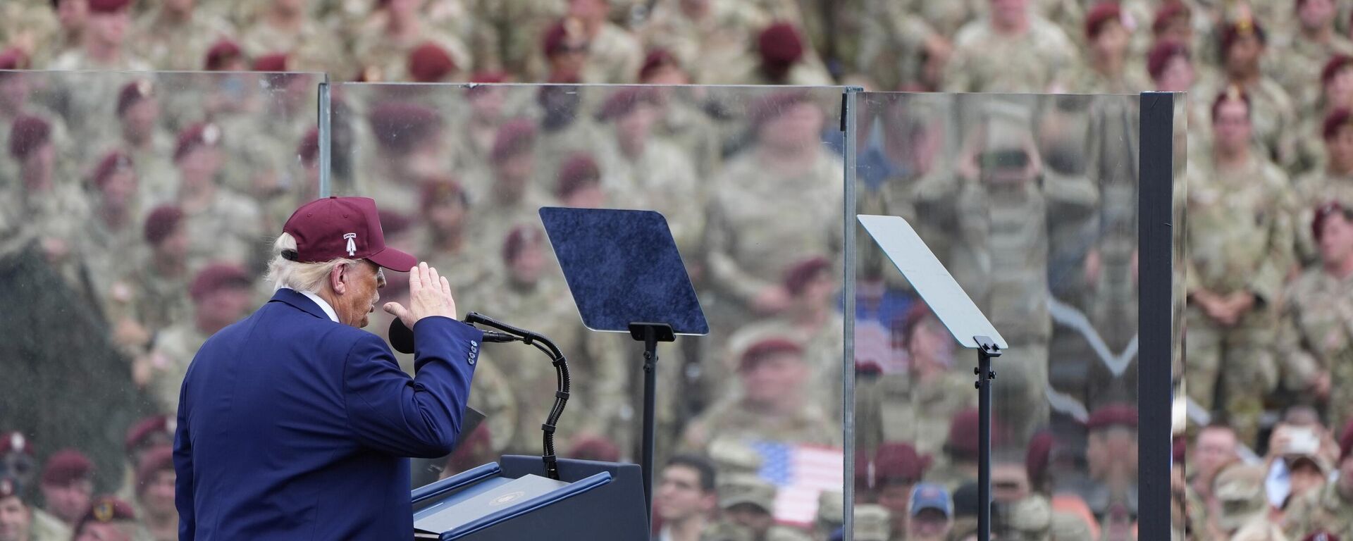 Trump, binlerce Amerikan askerlerine kurşun geçirmez cam kabinin arkasından hitap etti - Sputnik Türkiye, 1920, 22.08.2025