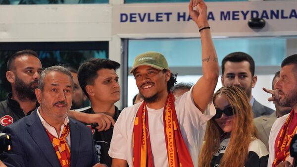 Galatasaray için İstanbul'da: Prensipte anlaşılan Leroy Sane'i taraftarlar karşıladı - Sputnik Türkiye