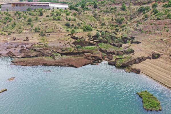 Proje kapsamında ekipler ilk olarak barajda yüzen ve yaklaşık 80 metrekare büyüklüğündeki bir adayı teknelerle belirlenen yere yüzdürdü. - Sputnik Türkiye