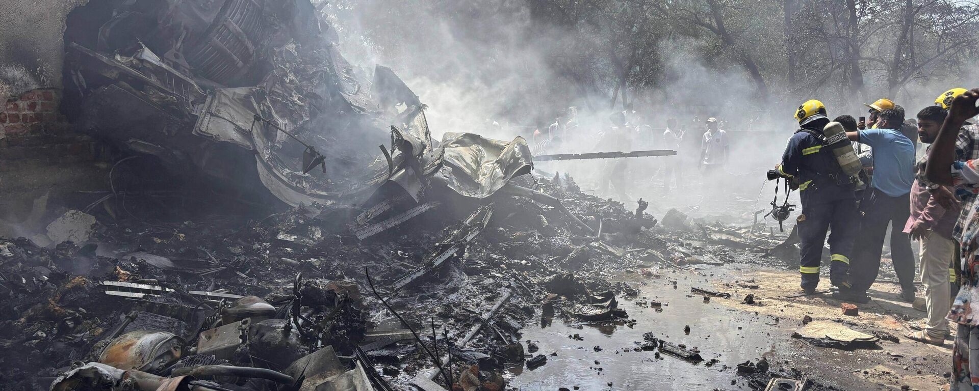 Hindistan'da düşen yolcu uçağının enkazı - Sputnik Türkiye, 1920, 12.06.2025